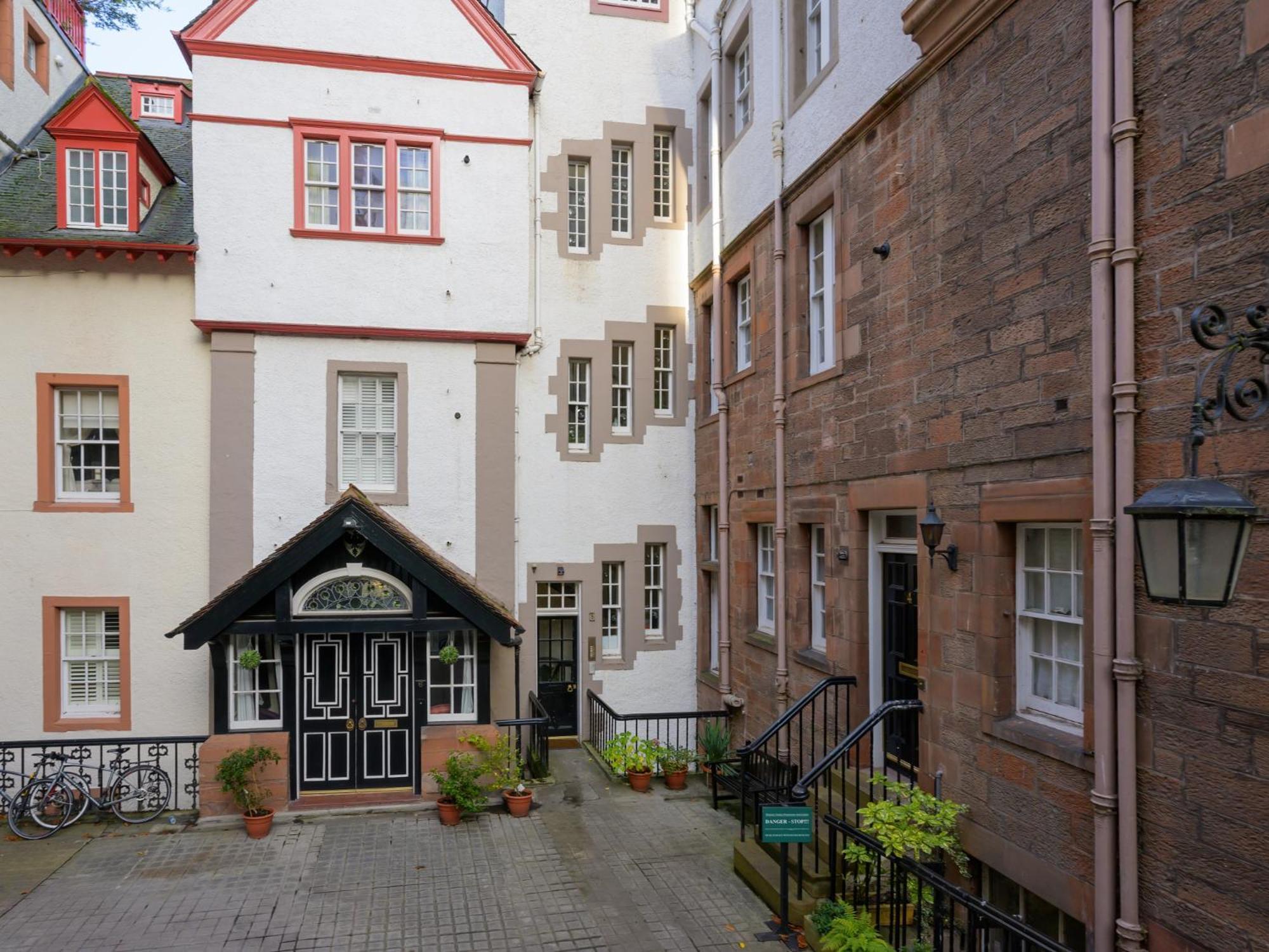 אדינבורו Pass The Keys Historic Ramsay Garden Apt With Balcony Views מראה חיצוני תמונה
